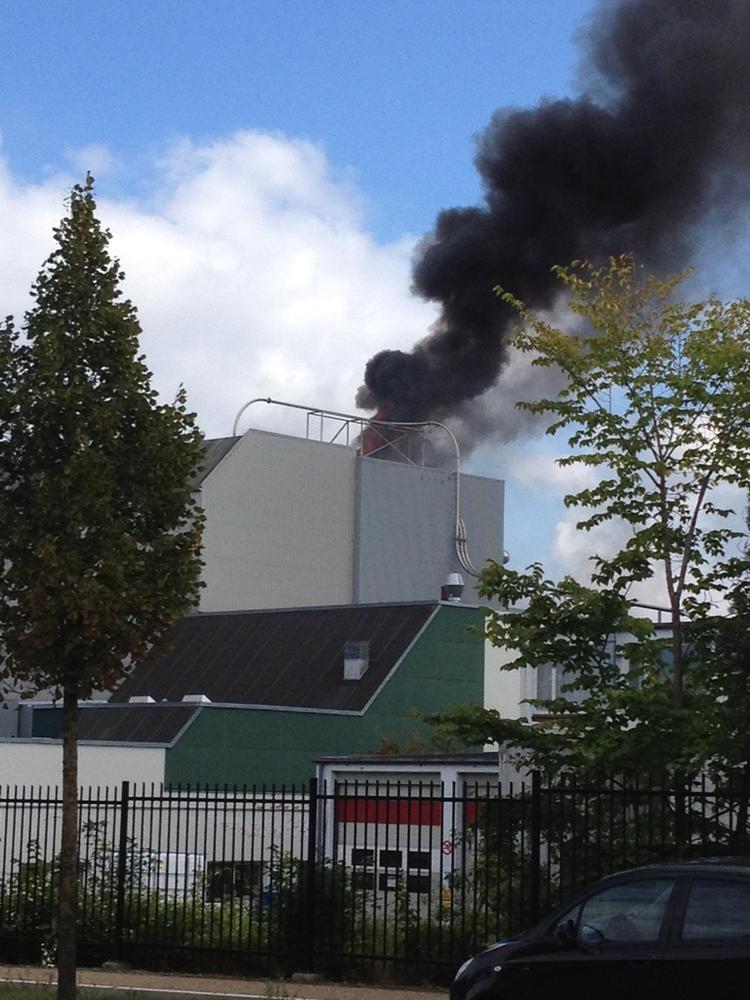 Brand. En silo på Odense Marcipans fabrik står i brand. 