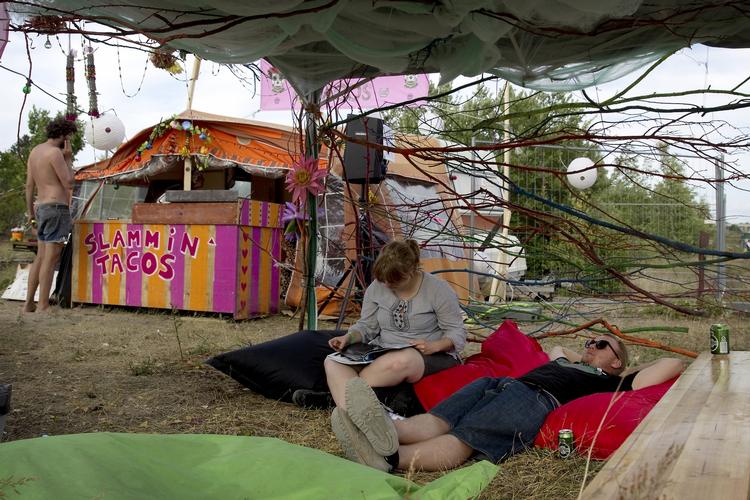 Førstegangsforretning. I år var første gang, festivalen Henry's Dream blev afholdt. Over tre dage i Roskilde bød drømmefestivalen på både musik og performancekunst i et selvudnævnt »parallelt univers«. 