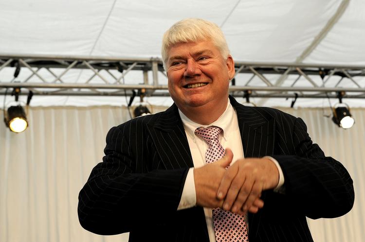 Vanskeligt. Jørgen Mads Clausen, der er bestyrelsesformand i Danfoss, peger på, at de fleste danske virksomheder ikke har de penge, som skal betales til staten i arveafgift. 