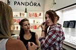 udrensning. Pandora vil fokusere på færre og større forhandlere, siger kæden selv. De opsagte forretninger føler sig savet over ved knæene. 