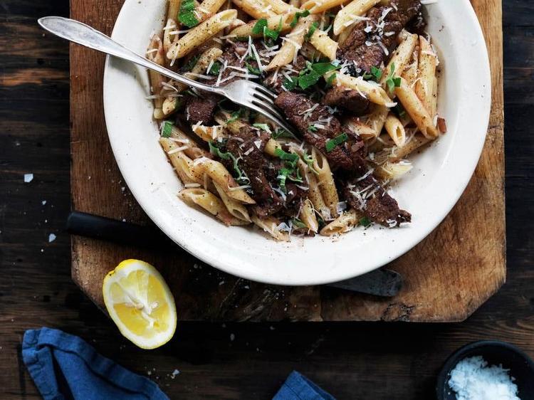 Denne skønne ret kan også laves med timian eller rosmarin, og foretrækker du en anden pastatype end penne, kan du snildt bytte dem ud. 