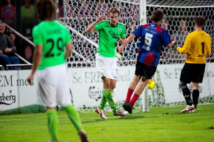 storsejr. Der var sensommerfest med mange tilskuere i Valby Idrætspark, hvor den kristne serie 2-klub, FC Udfordringen, tog imod OB fra Superligaen. 