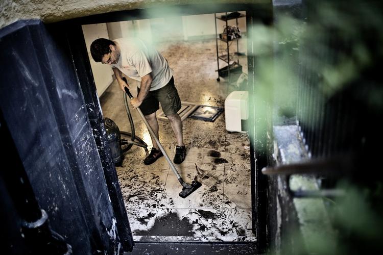 Oprydning. Massevis af danskere fik overssvømmet deres kældre efter det voldsomme skybrud i juli 2011. 