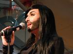 Glamour. Conchita Wurst blev nummer to i det østrigske grandprix sidste år. I år er kunstneren direkte kvalificeret. 