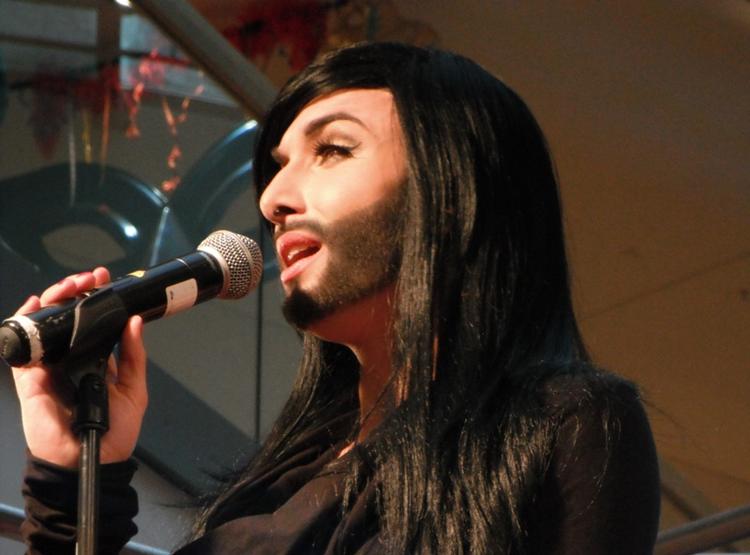 Glamour. Conchita Wurst blev nummer to i det østrigske grandprix sidste år. I år er kunstneren direkte kvalificeret. 