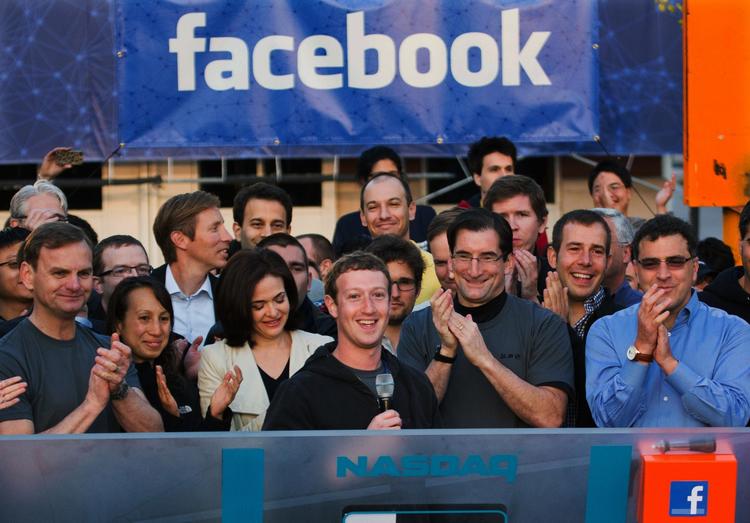 Mark Zuckerberg ringede med klokken, da Facebook-aktien blev introduceret på Nasdaq i New York i maj  sidste år. 