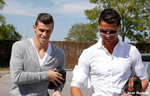 stjerne-stund. Den nye mand i klubben, Gareth Bale (tv), blev hilst velkommen til Real Madrid af en hjertelig og smilende Cristiano Ronaldo. 