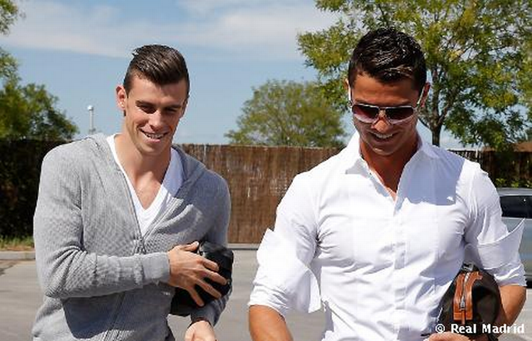stjerne-stund. Den nye mand i klubben, Gareth Bale (tv), blev hilst velkommen til Real Madrid af en hjertelig og smilende Cristiano Ronaldo. 