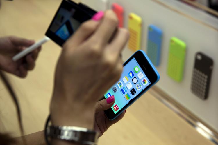 Skanner. Med iPhone 5S indfører Apple en funktion, der kun er set på meget få smartphones tidligere, nemlig muligheden for at aflæse brugerens fingeraftryk. Det sker direkte på hjemmeknappen på telefonens front. Funktionen skal bruges til at foretage nemmere og hurtigere login på diverse tjenester, i første omgang Apples egne, samt oplåsning af telefonen. 
