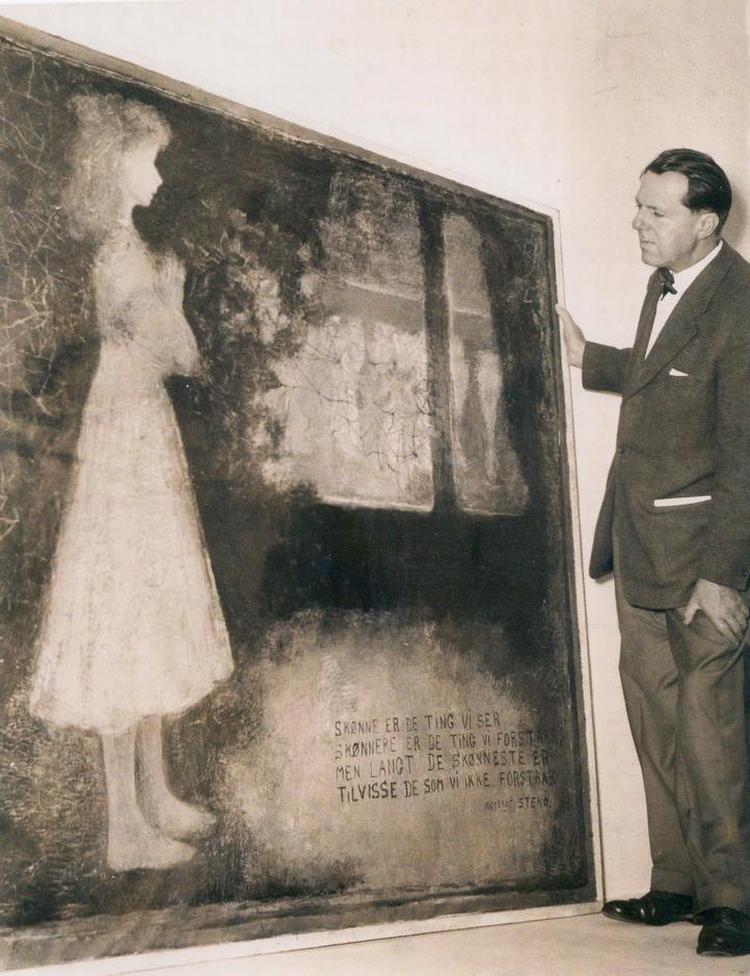 Outsider. Som kunstner var Kay Christensen en outsider i sin tid, ikke kun fordi han holdt fast ved menneskeskildringen, men også fordi hans billeder rummede en sjælden poetisk stoflighed. Farveholdningen i hans skildringer, som f.eks. her af pigen med kælenavnet 'La Mouche' er mørkløden, blød og besjælet af en særlig aura. 