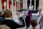 Toga. Glyptoteket har rundvisninger for børn i alle afdelinger af museet. Men kostumerne er indtil videre kun del af programmet i den romerske del. 