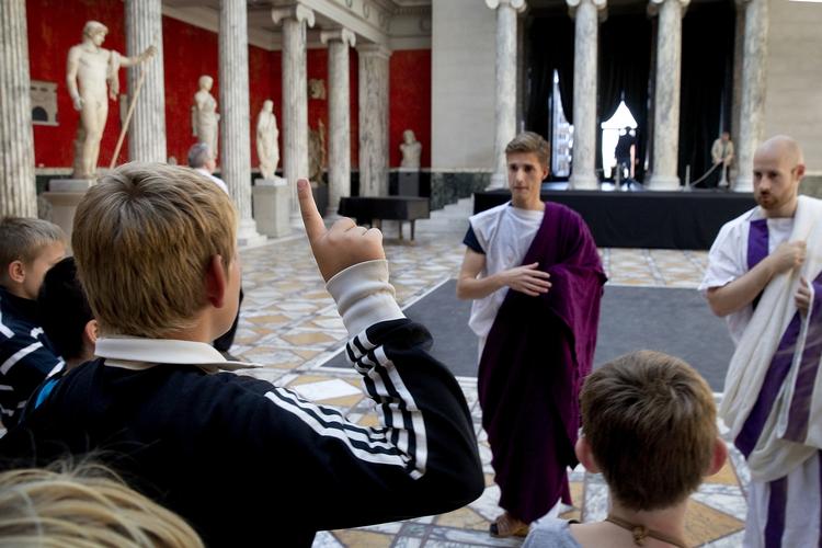 Toga. Glyptoteket har rundvisninger for børn i alle afdelinger af museet. Men kostumerne er indtil videre kun del af programmet i den romerske del. 