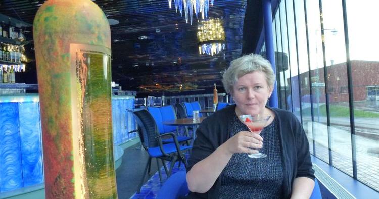 Skål! Stort set alt er i glas på Kosta Boda Art Hotel. Selv bardisken og barens bølgende loft er af glas. 