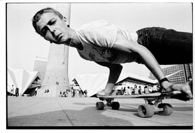 frihjul. 'This Ain't California' handler om østtyske børn, der klarede sig gennem strenge regler og indskrænket frihed ved at løbe på skateboards. 