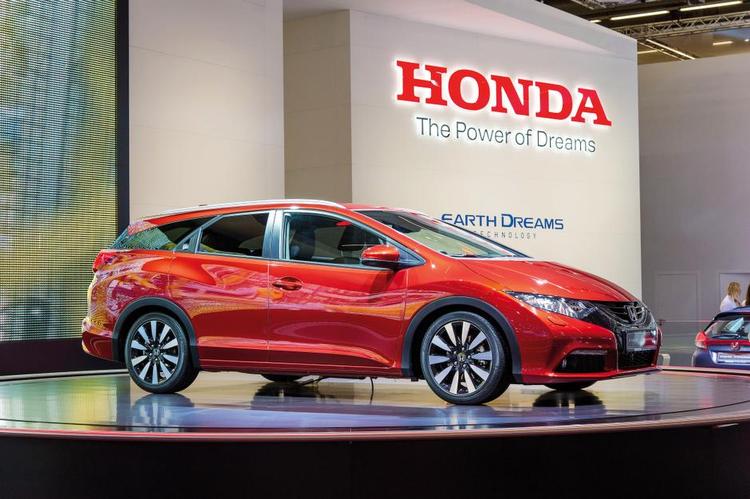 Pakæsel. Den nye Honda Civic Tourer har en kæmpe bagagerum til tilhørende rummelig kælder. 