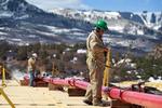 Højtryk. I USA har udvinding af skifergas - her i Colorado - været en kæmpesucces.  I Europa, hvor miljølobbyen er stærkere og befolkningstætheden højere, er udvindingen løbet ind i problemer. 