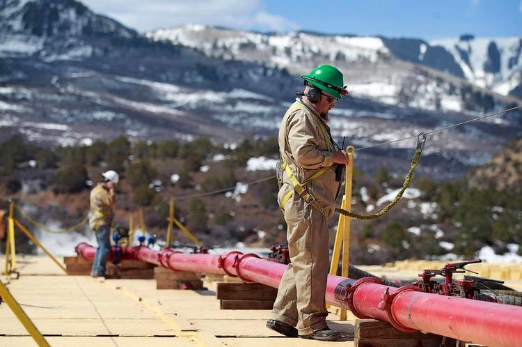 Højtryk. I USA har udvinding af skifergas - her i Colorado - været en kæmpesucces.  I Europa, hvor miljølobbyen er stærkere og befolkningstætheden højere, er udvindingen løbet ind i problemer. 