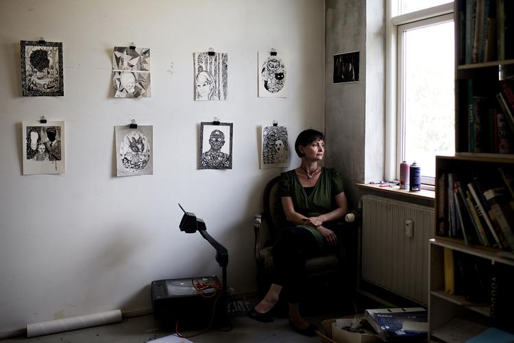 Hemmelighed. Hos Julie Nord hænger en serie tegninger, hvor der er spor af hendes gamle univers, selv om billederne er anderledes enkle og luftige. De skal ind i et hemmelighedsrum på udstillingen på Kunsten i Aalborg, fortæller hun. 