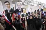 Opbakning. Civile demonstrerer i Damaskus gader til fordel for Bashar al-Assad. Der er - som man kan se - også støtte til Putin. 