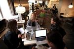 Online. På Riccos Kaffebar i Studiestræde er der mange af gæsterne online. Blandt andet jura-studiegruppen bestående af  computere på cafeer. Christine Weihe-Kjærgaard, Sofie Veegeberg, Anne-Marie Meulengracht og Tasi Nørreskov-Jensen. 