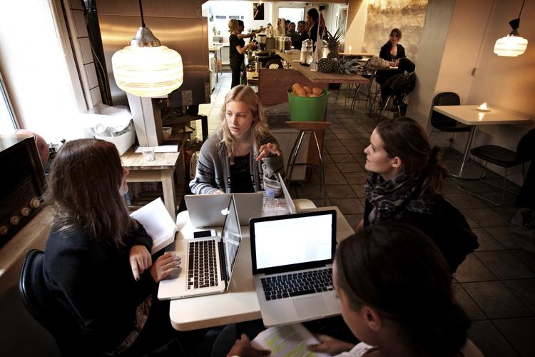 Online. På Riccos Kaffebar i Studiestræde er der mange af gæsterne online. Blandt andet jura-studiegruppen bestående af  computere på cafeer. Christine Weihe-Kjærgaard, Sofie Veegeberg, Anne-Marie Meulengracht og Tasi Nørreskov-Jensen. 