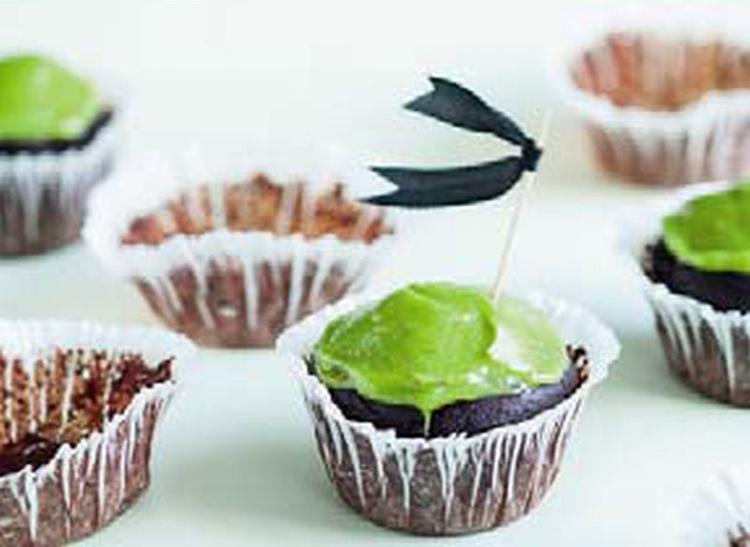 Grønt. Både dejen og cremen oven på kagerne indeholder avocado. 