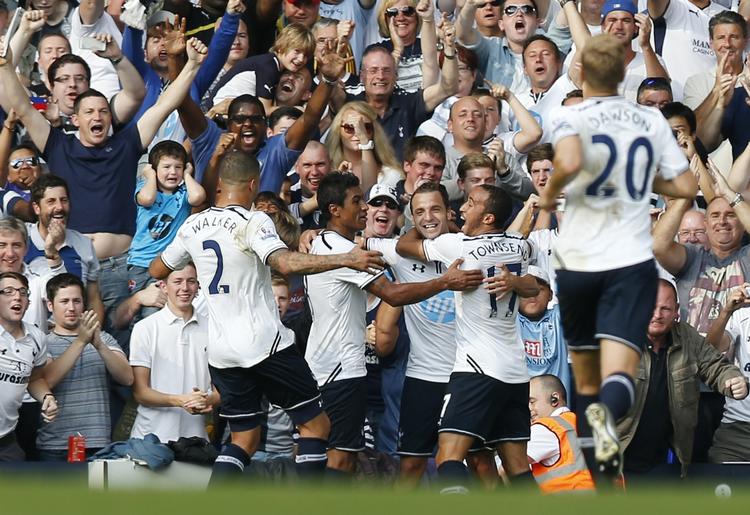 skældsord. Der er ikke mange jøder tilbage på banen eller tilskuerpladserne på Tottenhams hjemmebane, White Hart Lane, men rødderne i klubben er jødiske. 