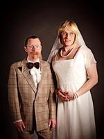 satire. Det er tre vidt forskellige bud på tv-satire, der møder seerne. På billedet har vi 'Rytteriet's kiksede par Erik og Else i skikkelse af Martin Buch og Rasmus Botoft. 