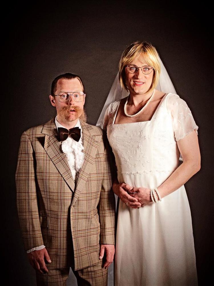 satire. Det er tre vidt forskellige bud på tv-satire, der møder seerne. På billedet har vi 'Rytteriet's kiksede par Erik og Else i skikkelse af Martin Buch og Rasmus Botoft. 