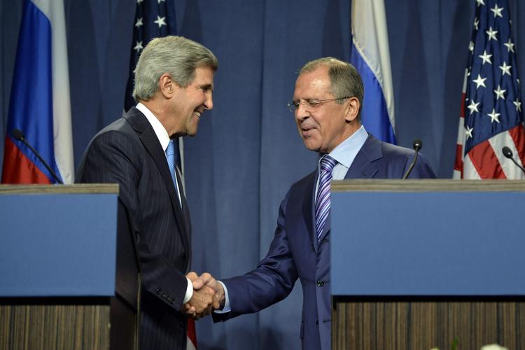 FORHANDLINGER. Ruslands udenrigsminister Sergej Lavrov (tv) og USA ditto John Kerry skal de kommende timer forhandle om en for en kemisk afvæbning af Syrien. 