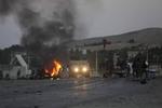 Angreb. Røg og ild nær det amerikanske konsulat i byen Herat i Afghanistan, efter en bilbombe og efterfølgende ildkamp. 