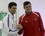 balkan-rødder. Novak Djokovic (tv) fra Serbien hilser på en anden spiller med balkan-rødder, Milos Raonic fra Canada, før Davis Cup-semifinalen. 