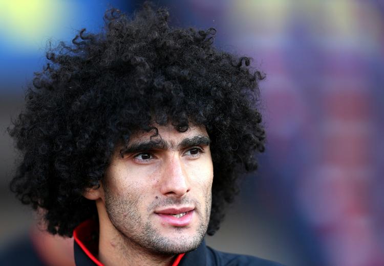 kult. Maouane Fellainis hårstil har skabt mode blandt tilhængere i Everton - og nu også Manchester United - hvor fans møder op med store sorte mikrofonhårs-parykker. 