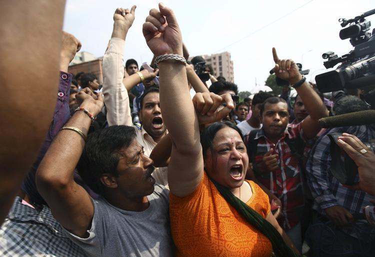 Protester. Indiske demonstranter har hele ugen protesteret over den brutale gruppevoldtægt, der kostede en ung pige livet i december. 'Hæng dem, hæng dem', har nogle af protestråbene lydt. Billedet er fra i onsdags i New Delhi. 
