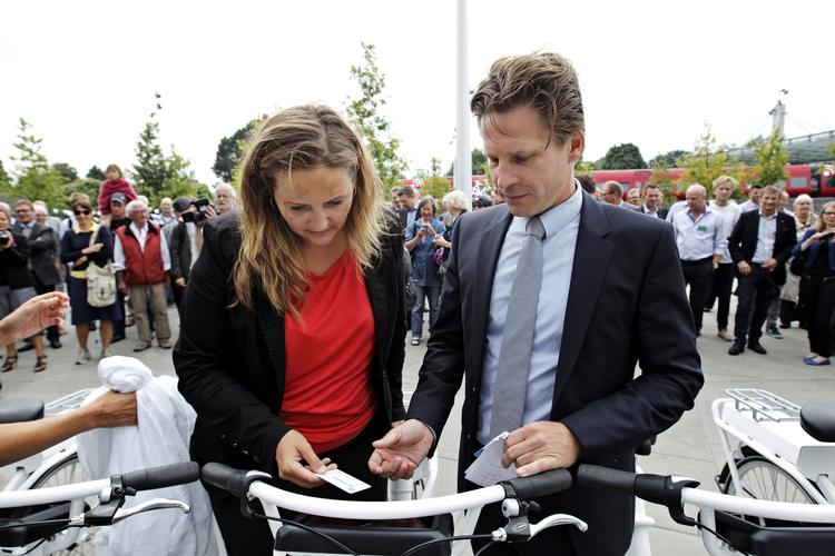 Tilvænning. Transportminister Pia Olsen Dyhr (SF) får præsenteret den nye by- og pendlercykel af administrerende direktør for 'Cykel DK', Niklas Marshall 