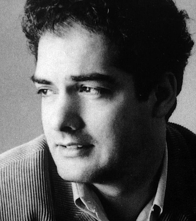 Krimi. Kerr leverer en krimi og en traurig og tragisk, men fascinerende fortælling om hændelser, som stadigvæk skaber debat. 