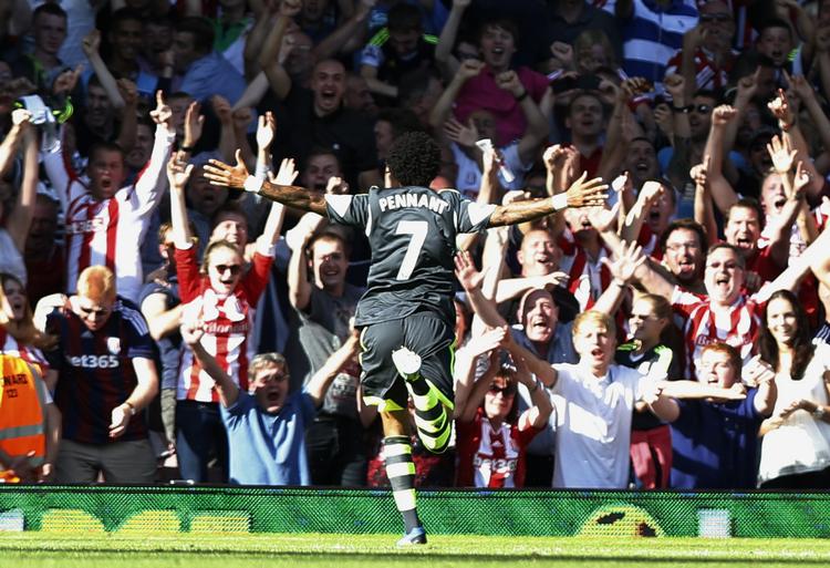 GEVINST. Deltagerne i Læsernes Tipsklub havde knapt så meget at juble over som Stokes tilhængere, der her er begejstrede over Jermaine Pennants scoring mod West Ham. Men det skal nok komme. 