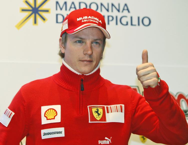Kimi Räikkönen, der har kontraktudløb med udgangen af 2015, vendte op til denne sæson tilbage hos Ferrari, hvor han også kørte, da han blev verdensmester. 