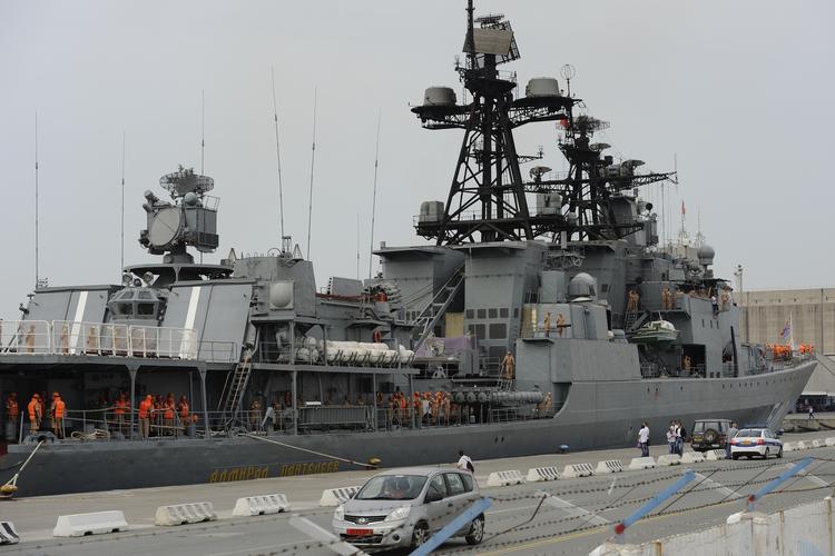 FORSTÆRKNING. Det russiske krigsskib 'Admiral Pantelejev' for anker på Cypern. Det er nu på vej for mod farvandet ud for Syrien. 