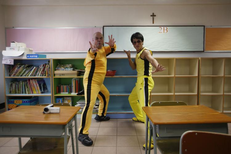 Voldsentusiaster. Her ses to kampsportsfanatikere i ikoniske Bruce Lee-kostumer. 