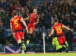jubel. Kevin Mirallas (midt) hoppede fredag af glæde over at have bragt Belgien foran 2-0 mod Skotland. Belgierne har kurs mod deres første slutrunde i 12 år. 
