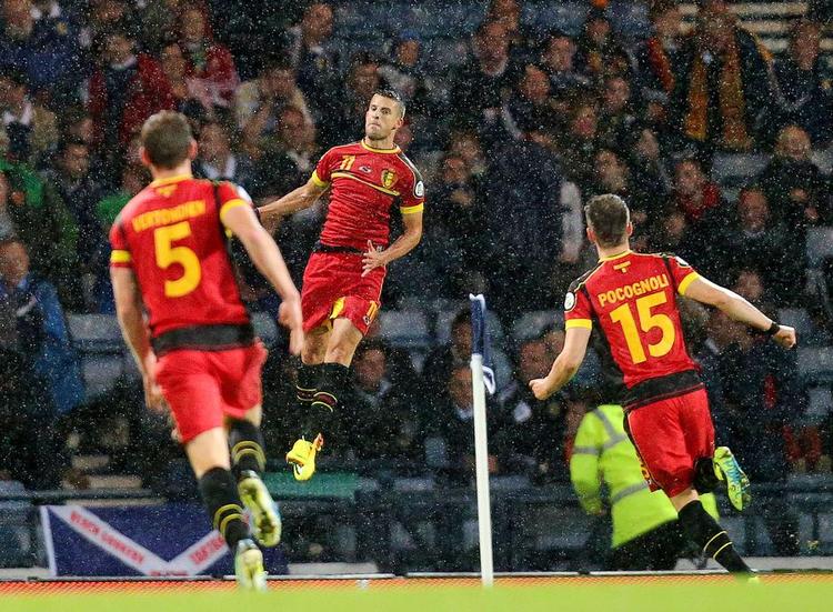 jubel. Kevin Mirallas (midt) hoppede fredag af glæde over at have bragt Belgien foran 2-0 mod Skotland. Belgierne har kurs mod deres første slutrunde i 12 år. 