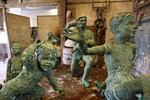 skulptur. Havmanden i midten omgivet af en stribe af de syv sønner, som normalt står sammen med ham på bunden af Slotsholmskanalen i det indre København. De næste par uger holder de til hos bronzestøber Peter Jensen i Bagsværd, hvor de bliver repareret og renset. 