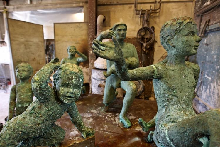 skulptur. Havmanden i midten omgivet af en stribe af de syv sønner, som normalt står sammen med ham på bunden af Slotsholmskanalen i det indre København. De næste par uger holder de til hos bronzestøber Peter Jensen i Bagsværd, hvor de bliver repareret og renset. 