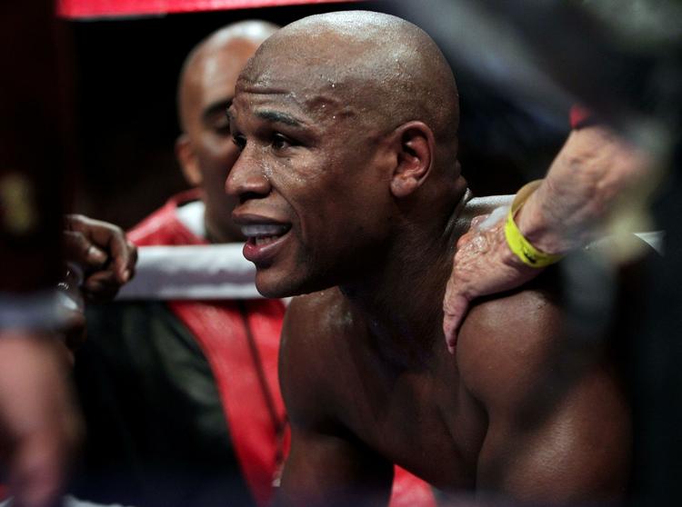 legende. Floyd Mayweather Jr. hviler ud i hjørnet mellem to omgange i kampen mod Shane Mosley i 2010. 