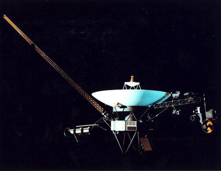 Voyager 1 og 2 har været på rumrejse siden 1977, og Voyager 1 er nu nået ud af vores solsystem. 
