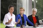 UENIGE. Margrethe Vestagers og Helle Thornings uenighed om øremærket barsel til mænd er  idag blevet stillet til offentlig skue. Her ses de i går til regeringsseminar sammen med SF's leder Annette Vilhelmsen. 