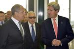 Topmøde. Sergej Lavrov til venstre og John Kerry til højre under mødet i Geneve. I midten ses den særlige udsending i Syrien for FN og Den Arabiske Liga, Lakhdar Brahimi. 