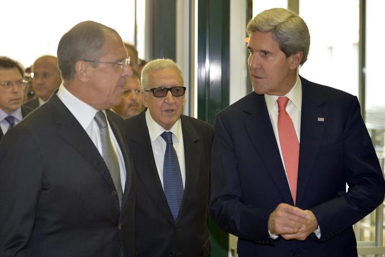 Topmøde. Sergej Lavrov til venstre og John Kerry til højre under mødet i Geneve. I midten ses den særlige udsending i Syrien for FN og Den Arabiske Liga, Lakhdar Brahimi. 