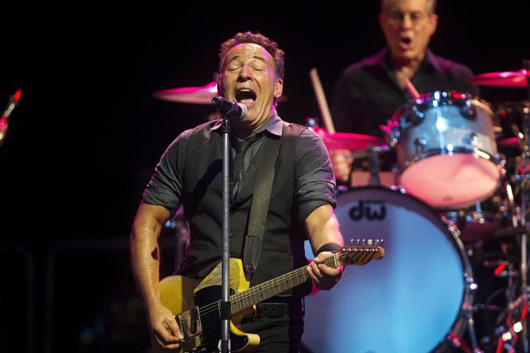 Hyldest. Bruce Springsteen hyldede den chilenske folkemusiekr Victor Jara der under Pinochets magtovertagelse for 40 år siden.  Her ses Springsteen under en koncert i København. 